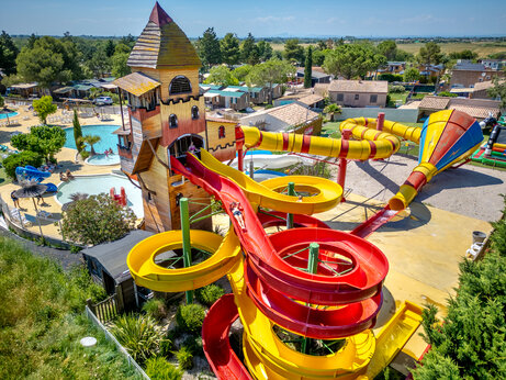 Toboganes y piscina en el camping CAPFUN Fleur de Camargue en Saint-Laurent-d Aigouze (30).