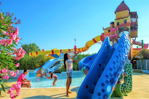Toboganes acuáticos y piscina lúdica en el camping CAPFUN Fleur de Camargue en Saint-Laurent-d Aigouze.