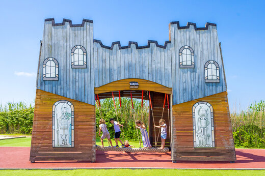 Zona de juegos castillo con niños en el camping CAPFUN Fleur de Camargue en Saint-Laurent-d Aigouze (30).