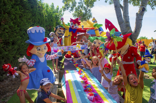 Mascotas y niños felices en animación en el camping CAPFUN Fleur de Camargue en Saint-Laurent-d Aigouze (30).