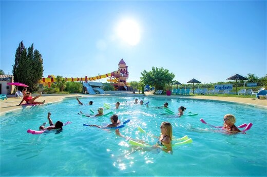 Piscina animada, toboganes acuáticos en camping CAPFUN Fleur de Camargue, Saint-Laurent-d Aigouze.