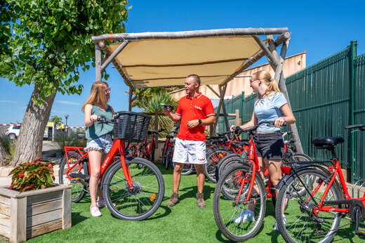 Alquiler de bicicletas rojas Capfun para veraneantes en camping Fleur de Camargue en Saint-Laurent-d Aigouze (30).