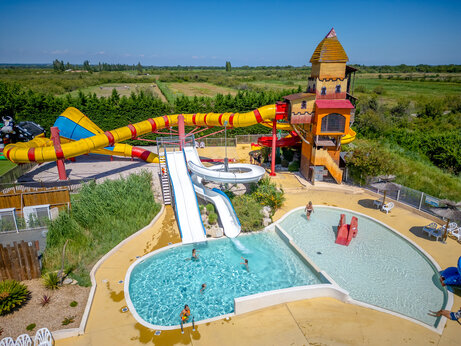 Piscina y toboganes gigantes en CAPFUN Fleur de Camargue, Saint-Laurent-d Aigouze.