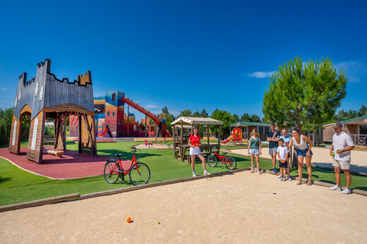 Zona de juegos castillo, tobogán y petanca en CAPFUN Fleur de Camargue (30).