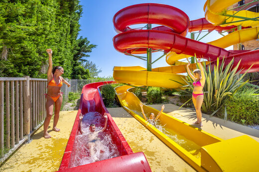 Toboganes acuáticos gigantes y juegos de agua en el camping CAPFUN Fleur de Camargue.