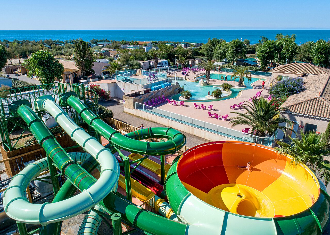 Toboganes acu�ticos gigantes, piscina laguna en el camping CAPFUN Flots Bleus en VIAS PLAGE (34).