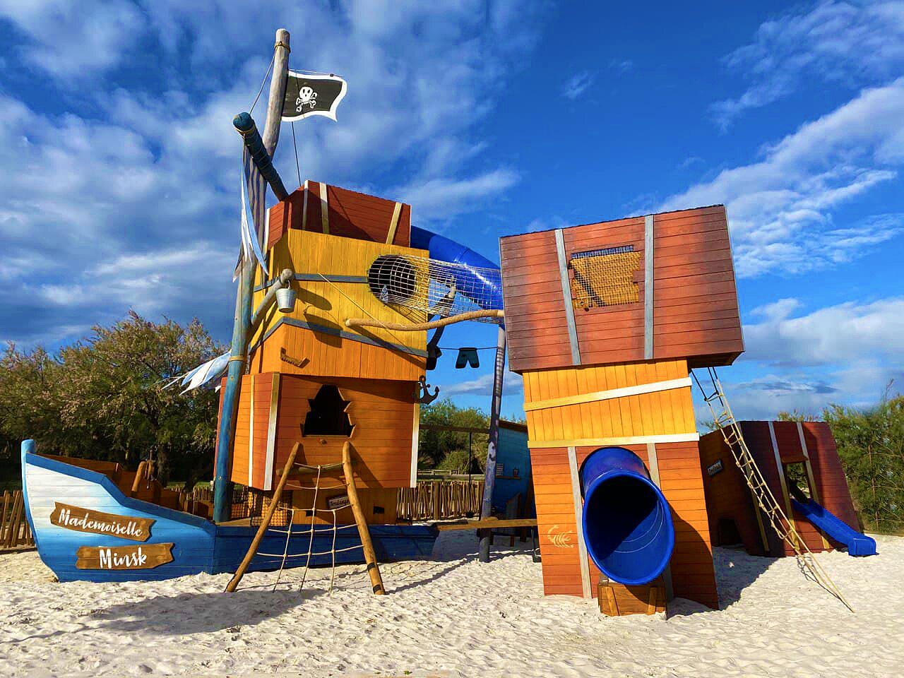 Parque infantil pirata de madera, tobog�n azul en CAPFUN Flots Bleus, Vias Plage (34).