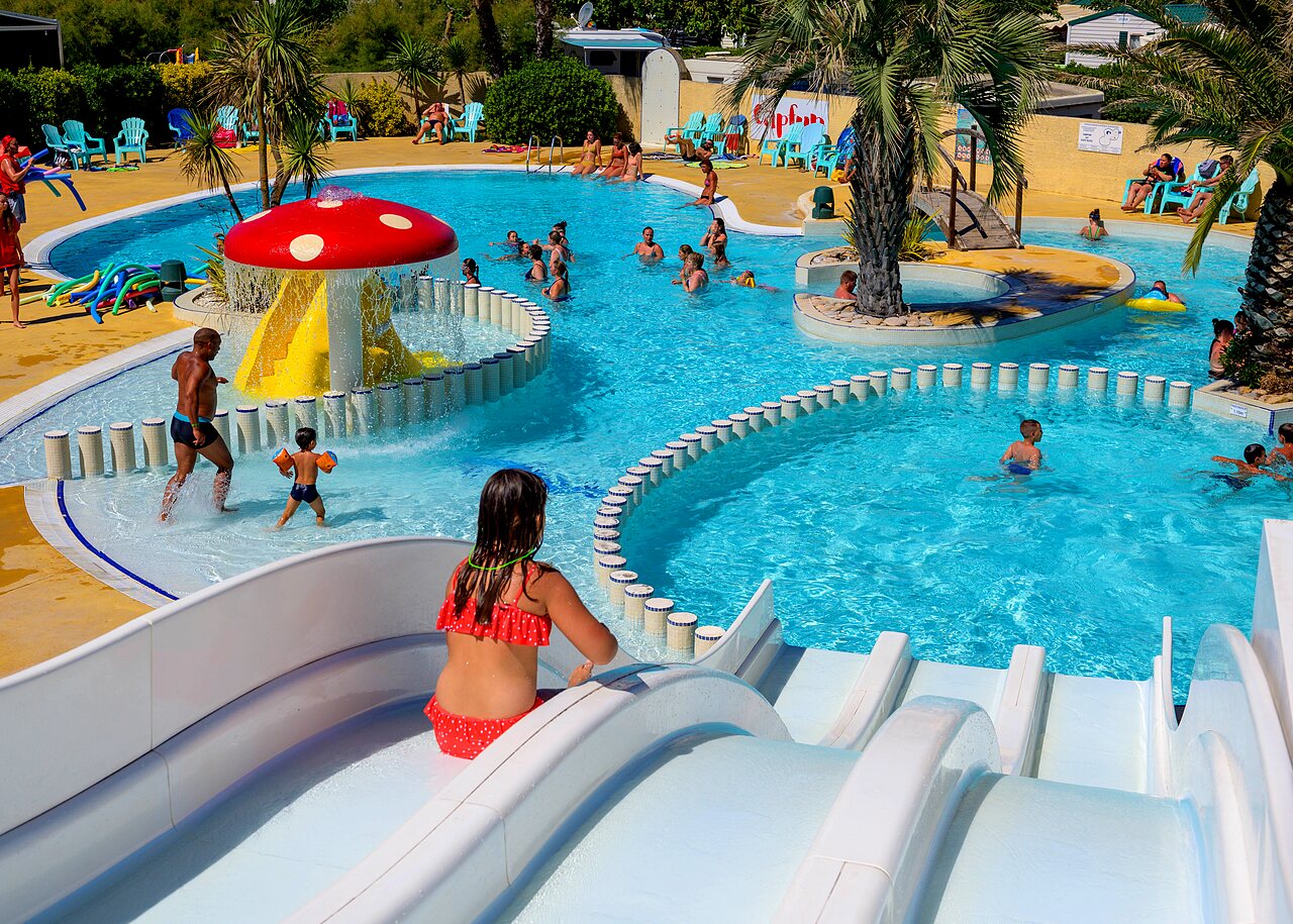 Piscina, toboganes y juegos acu�ticos en el camping CAPFUN Flots Bleus en VIAS PLAGE (34).