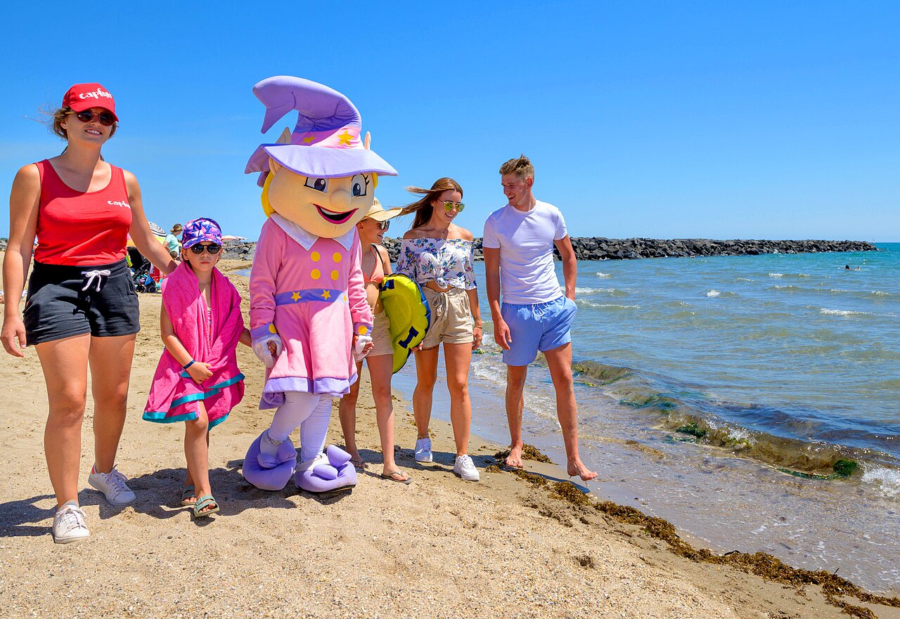 Mascota y veraneantes en la playa del camping CAPFUN Flots Bleus, VIAS PLAGE.