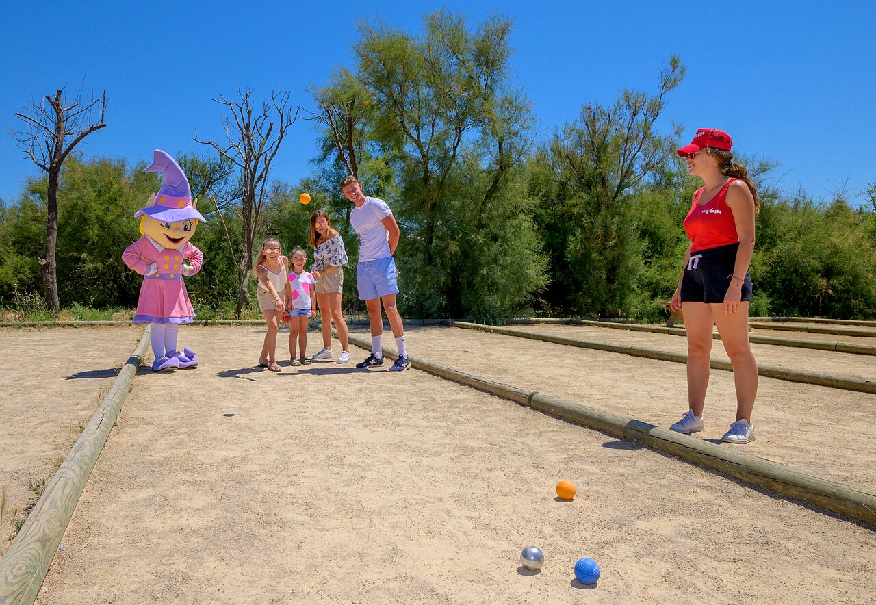 Petanca en familia con mascota en CAPFUN Flots Bleus Vias Plage.