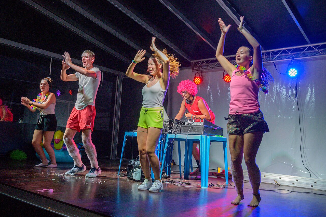 Animadores bailando, fiesta espuma en camping CAPFUN Flots Bleus VIAS PLAGE (34).
