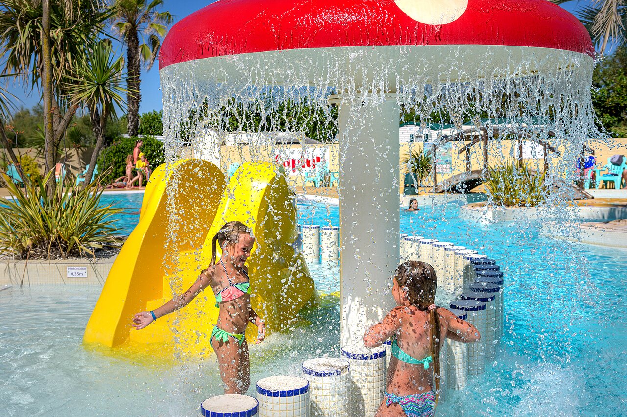 Zona de juegos acu�ticos para ni�os en el camping CAPFUN Flots Bleus en VIAS PLAGE.