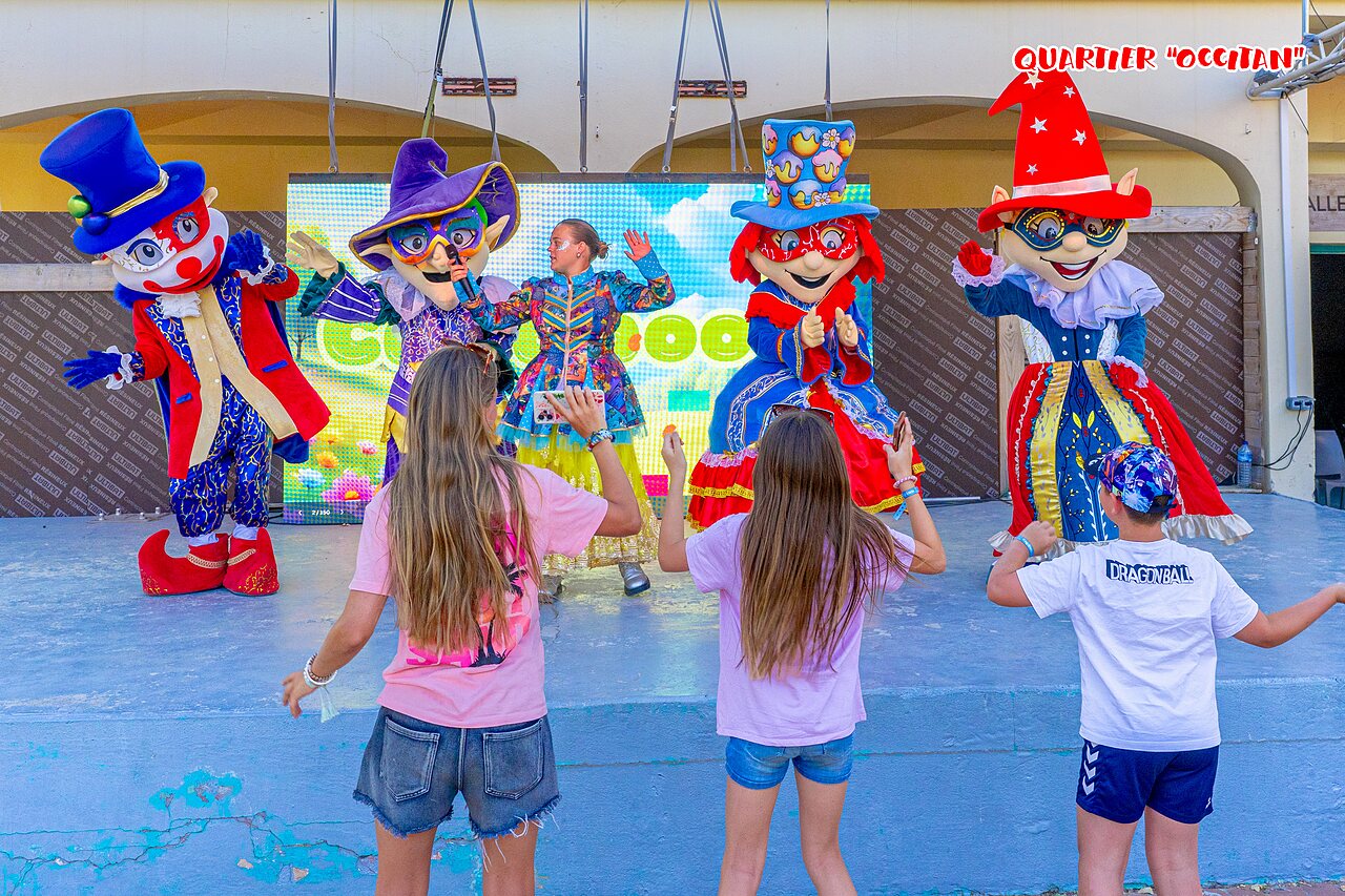 Animaci�n con mascotas para ni�os en el camping CAPFUN Flots Bleus.