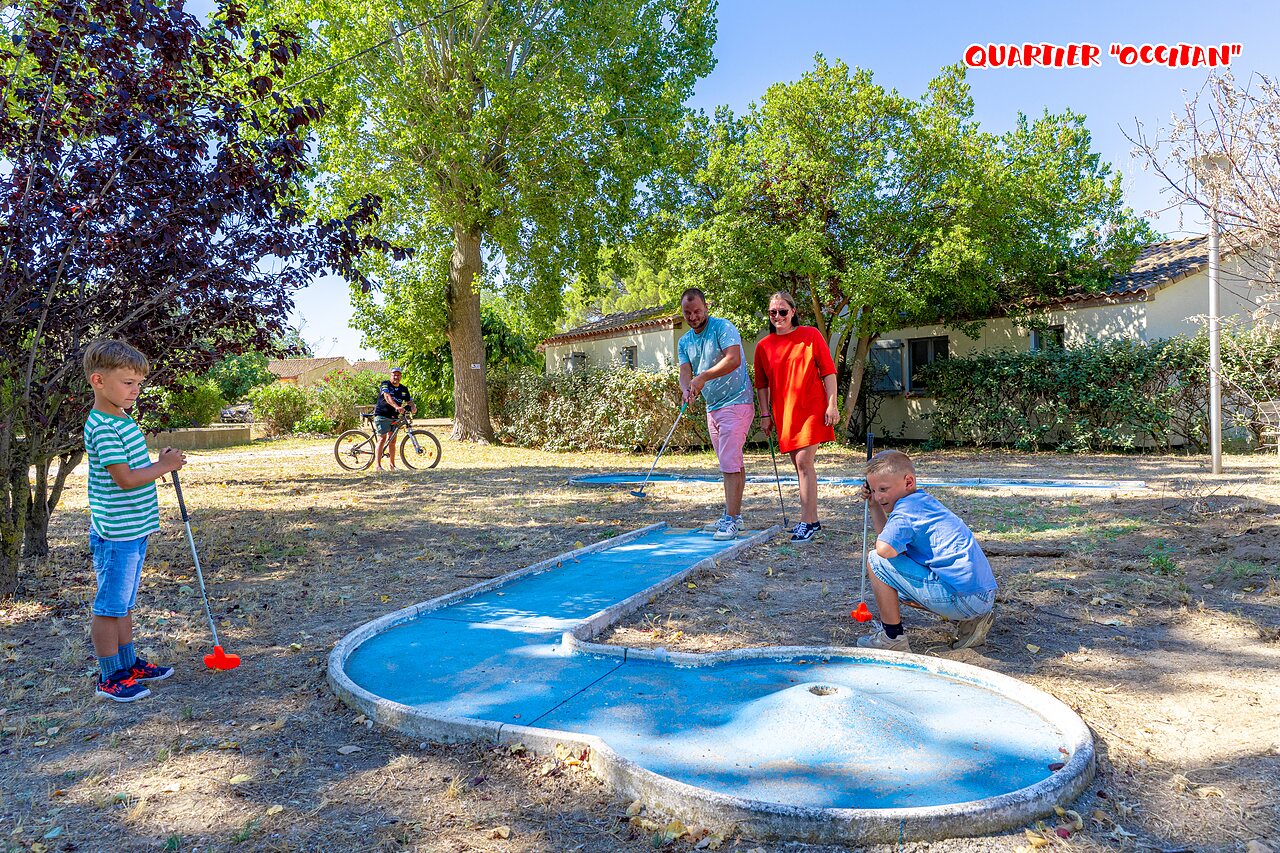 Minigolf en familia en el camping CAPFUN Flots Bleus en VIAS PLAGE (34).