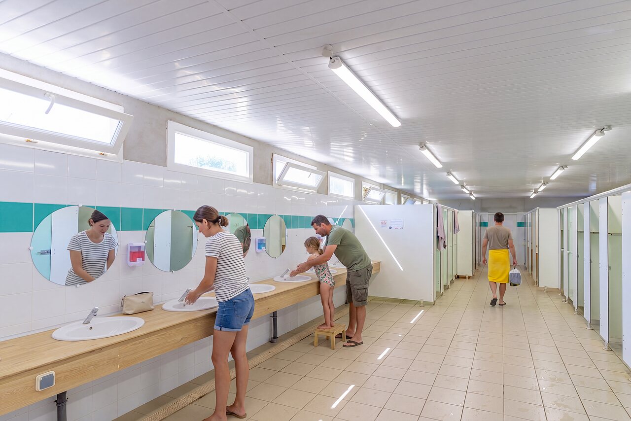 Sanitarios modernos, lavabos y duchas en el camping CAPFUN Flots Bleus.