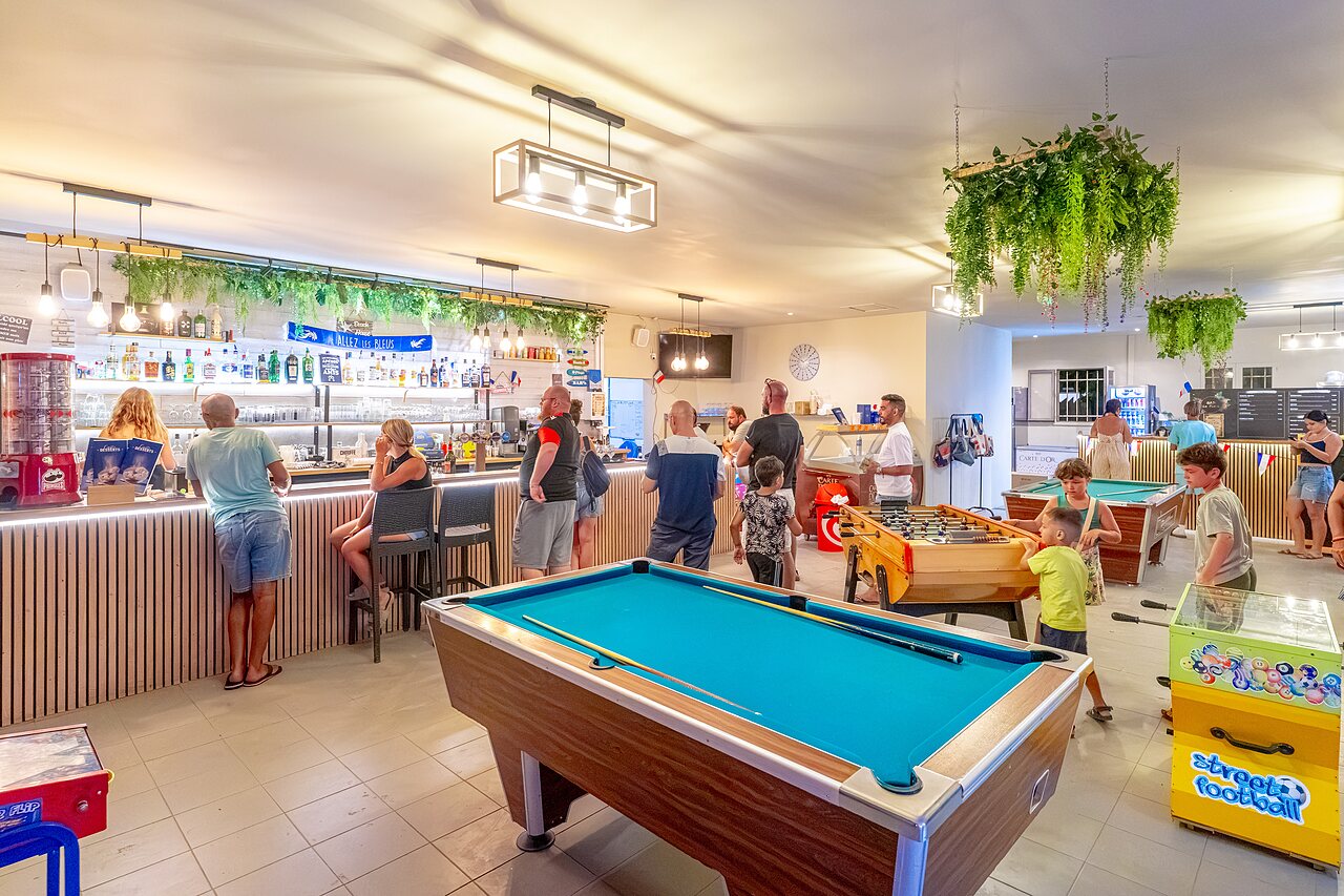 Bar animado, billar y futbol�n en CAPFUN Flots Bleus en VIAS PLAGE (34).