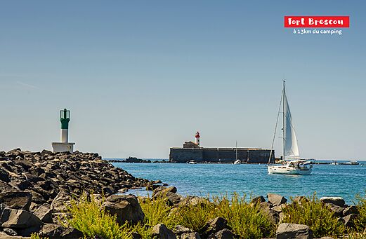 Fuerte Brescou, faro y velero en el mar Mediterr�neo cerca de Agde.