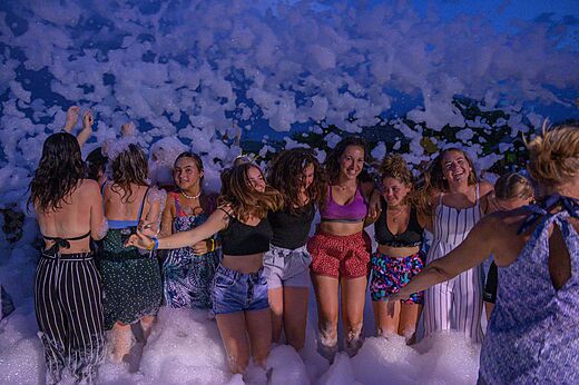 Fiesta de la espuma animada con j�venes en el camping CAPFUN Flots Bleus en VIAS PLAGE (34).