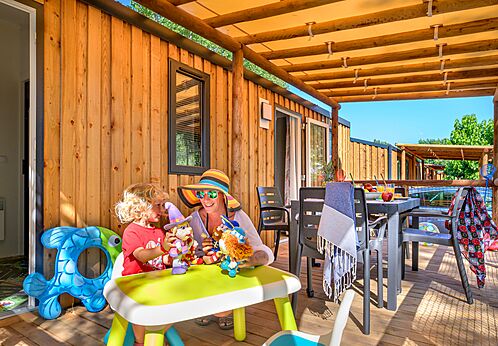 Mobil-home terraza en el camping CAPFUN Flots Bleus en VIAS PLAGE (34).