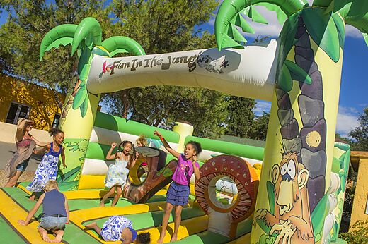 Juegos hinchables ni�os en el camping CAPFUN Flots Bleus en VIAS PLAGE (34).