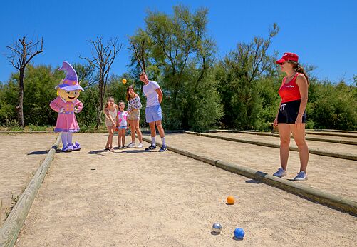 Petanca familiar con mascota en el camping CAPFUN Flots Bleus VIAS PLAGE (34).
