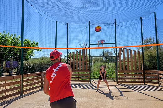 Cancha multideportiva con red y balón en el camping CAPFUN Flots Bleus en VIAS PLAGE (34).