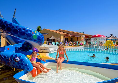 Piscina exterior y tobog�n acu�tico en el camping CAPFUN Flots Bleus en VIAS PLAGE (34).