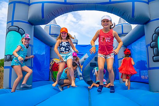 Juego hinchable castillo y ni�os saltando en el camping CAPFUN Flots Bleus en VIAS PLAGE (34).