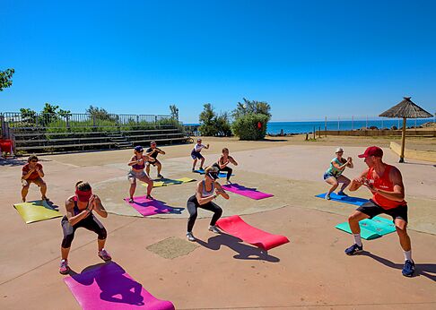 Clase de fitness al aire libre en el camping CAPFUN Flots Bleus en VIAS PLAGE (34).