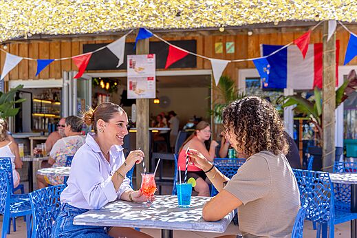 Bar exterior, clientes saboreando c�cteles en el camping CAPFUN Flots Bleus en VIAS PLAGE (34).
