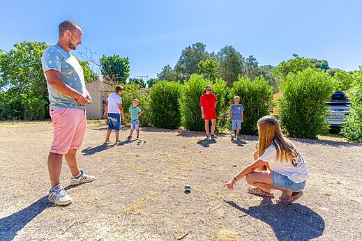 Partida de petanca familiar en el camping CAPFUN Flots Bleus, VIAS PLAGE (34).