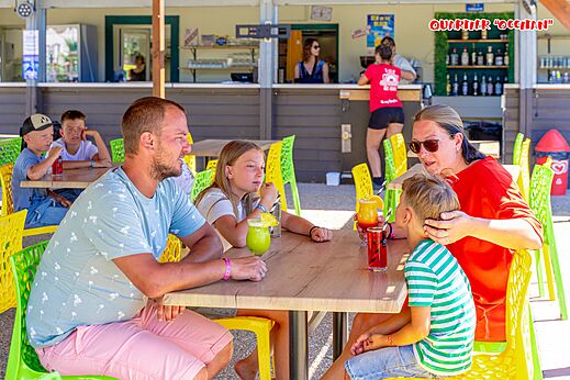 Familia en el bar, bebidas refrescantes en CAPFUN Flots Bleus, VIAS PLAGE.