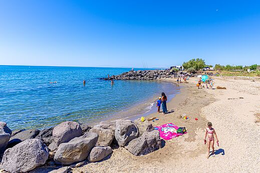Playa de arena, ba�istas y mar en el camping CAPFUN Flots Bleus en VIAS PLAGE (34).