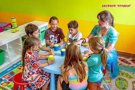 Animaci�n infantil y juegos supervisados con una animadora en el camping CAPFUN Flots Bleus en VIAS PLAGE (34).