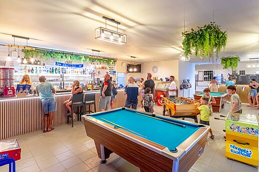 Bar animado, billar y futbol�n en CAPFUN Flots Bleus en VIAS PLAGE (34).