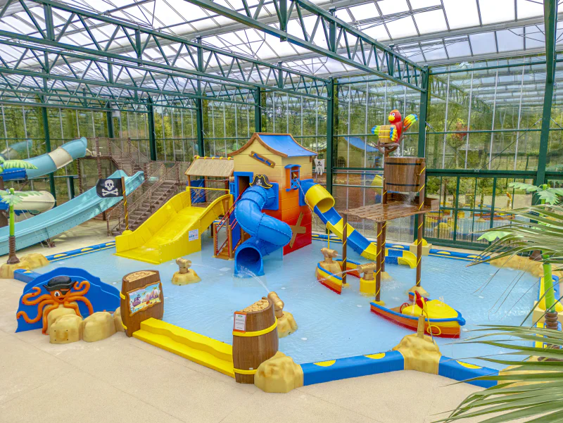 Parque acu�tico cubierto, toboganes y juegos de agua en el camping CLICOCHIC La For�t d'Azal�e en Saint-Ch�ron (91).