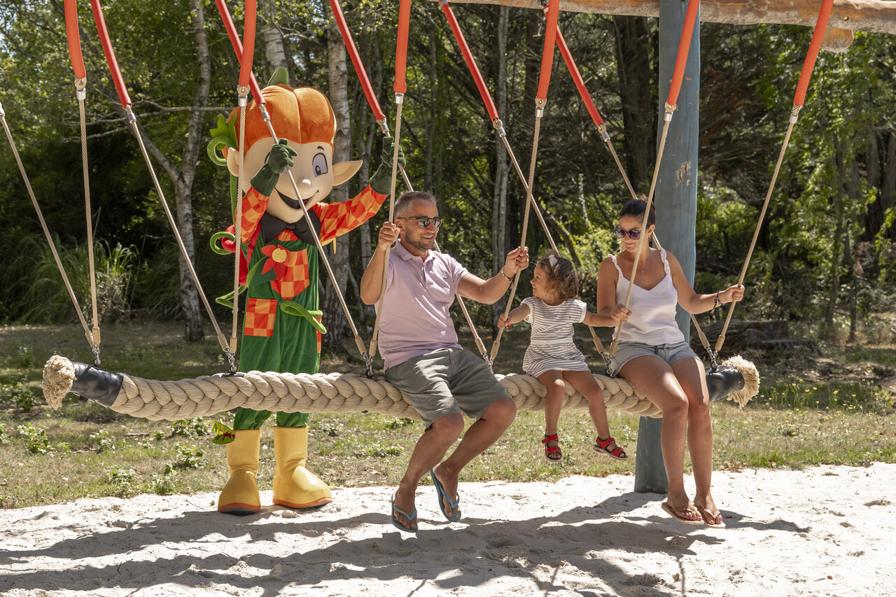 Familia y mascota en columpio gigante en camping CLICOCHIC La For�t d'Azal�e en Saint-Ch�ron (91).