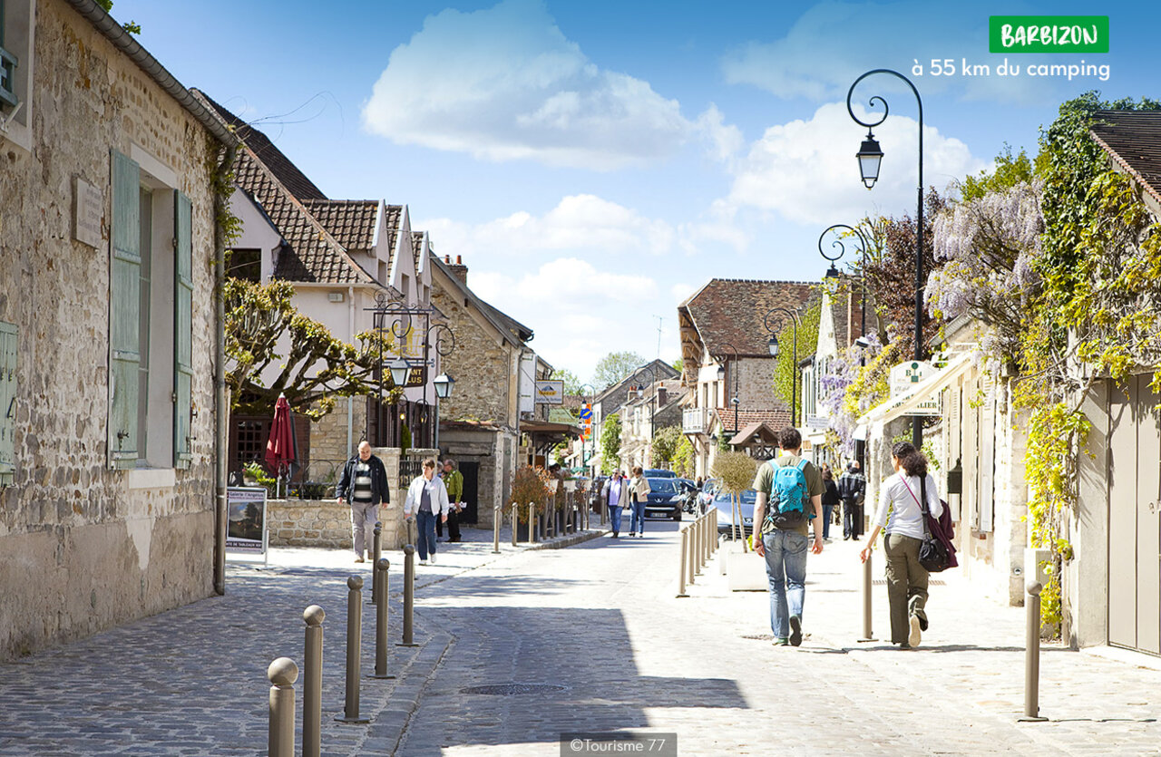 Calle pintoresca de Barbizon, pueblo de artistas para visitar cerca del camping.