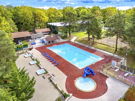 Piscina exterior, tobogán, jacuzzis camping CLICOCHIC La Forêt d'Azalée Saint-Chéron (91).