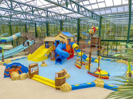Área de juegos acuáticos interior, toboganes en el camping CLICOCHIC La Forêt d'Azalée.