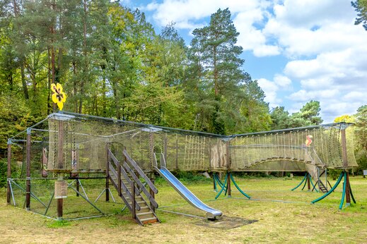 Juegos, tobogán, en camping CLICOCHIC La Forêt d'Azalée en Saint-Chéron.