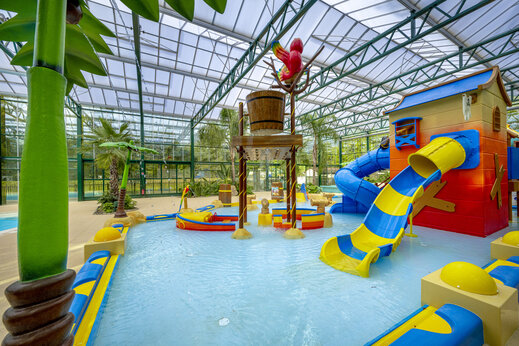 Piscina cubierta, toboganes y juegos acuáticos en camping CLICOCHIC La Forêt d'Azalée.