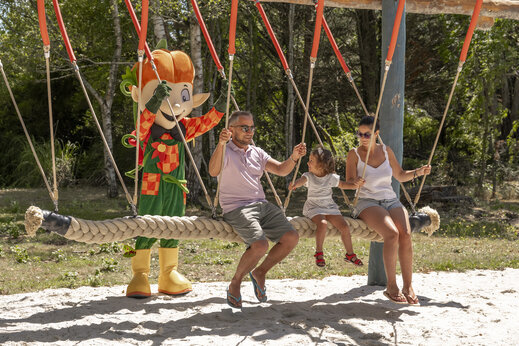 Balancín familiar y mascota en camping CLICOCHIC La Forêt d'Azalée Saint-Chéron (91).
