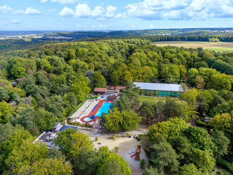 Vista aérea del complejo acuático con piscinas y toboganes en el camping CLICOCHIC La Forêt d'Azalée en Saint-Chéron.