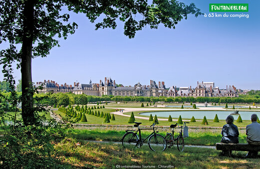 Castillo de Fontainebleau y sus jardines, un sitio histórico para visitar en Île-de-France.