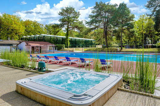 Jacuzzi exterior y piscina en camping CLICOCHIC La Forêt d'Azalée (91).