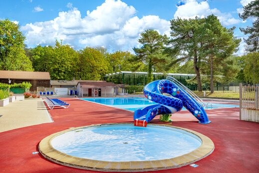 Piscina, tobogán acuático en el camping CLICOCHIC La Forêt d'Azalée en Saint-Chéron (91).