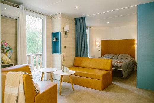 Interior Mobil-home moderno, sal�n y dormitorio, camping CLICOCHIC La For�t d'Azal�e.