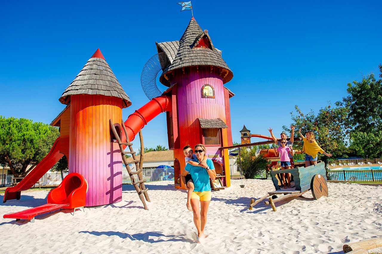 Parque infantil tem�tico, toboganes y familia en el camping CAPFUN Forges en Avrille (85).