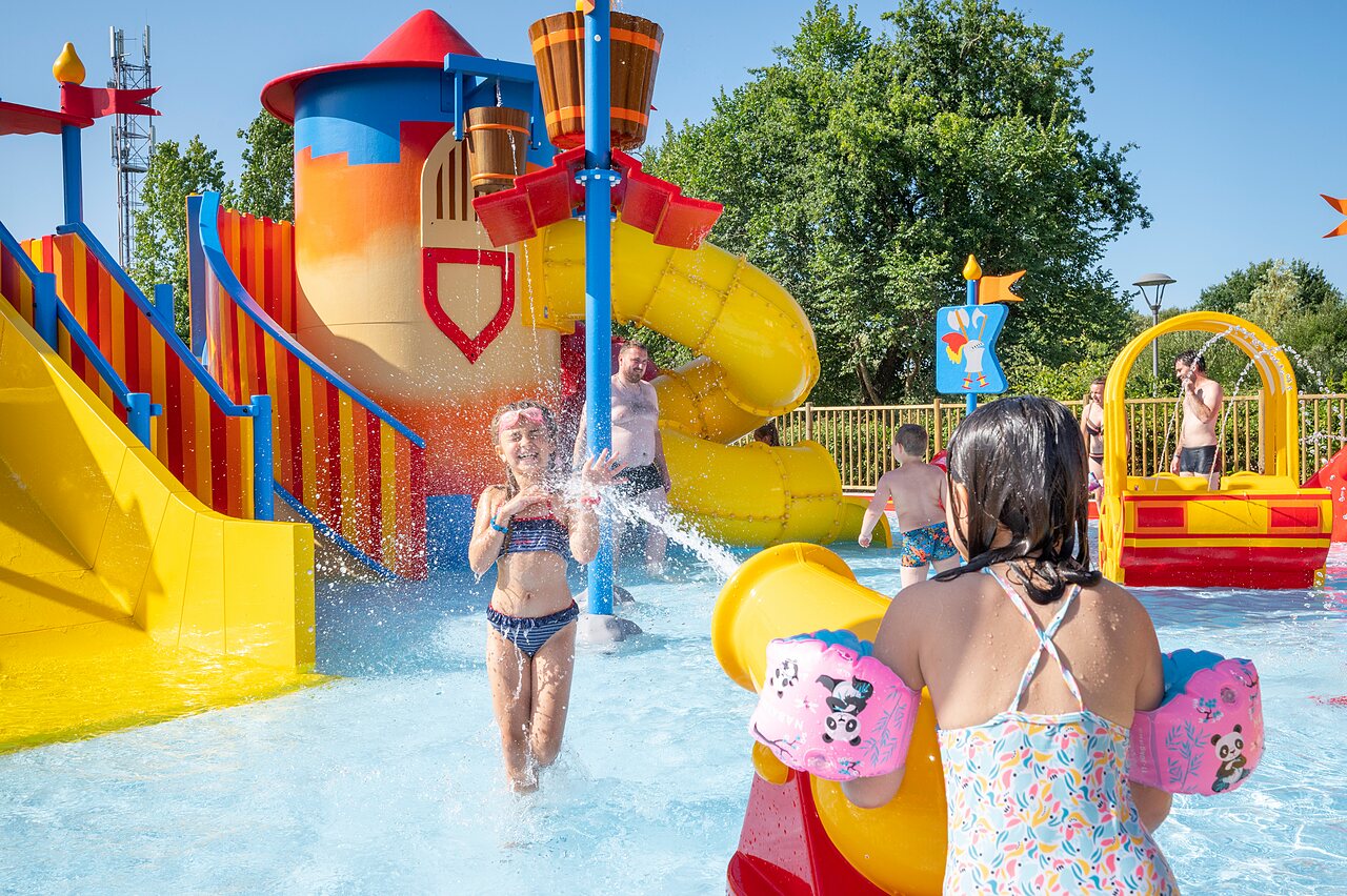 Piscina l�dica con toboganes en el camping CAPFUN Forges en Avrille (85).